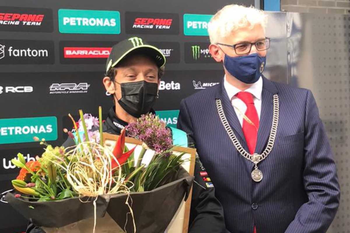 Valentino Rossi riceve la cittadinanza onoraria di Assen dal sindaco Marco Out