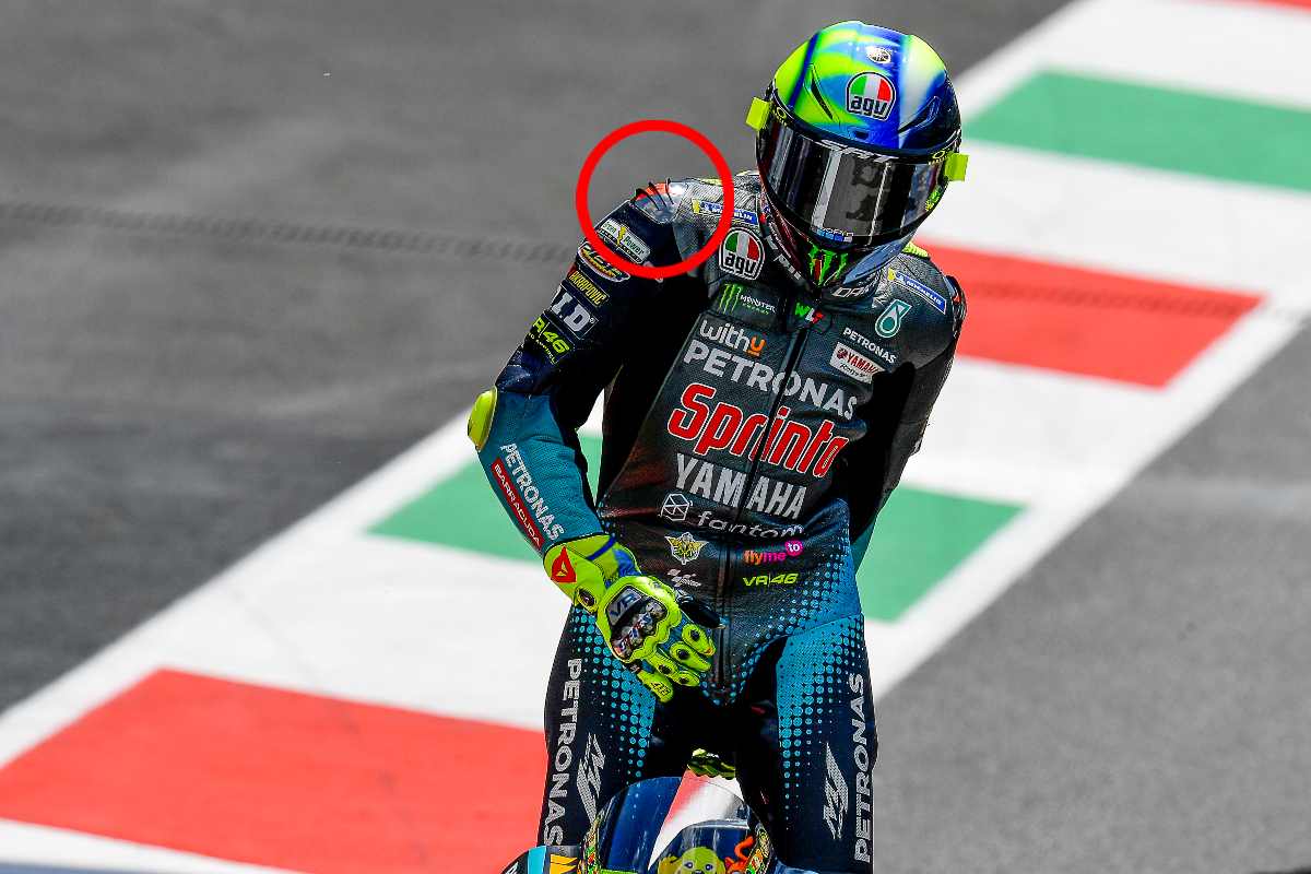 Valentino Rossi in pista sulla Yamaha nel Gran Premio d'Italia di MotoGP 2021 al Mugello; nel cerchio rosso, le alette sulla spallina della tuta