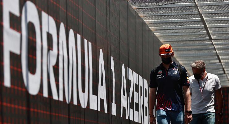 Max Verstappen nel paddock del Gran Premio dell'Azerbaigian di F1 2021 a Baku