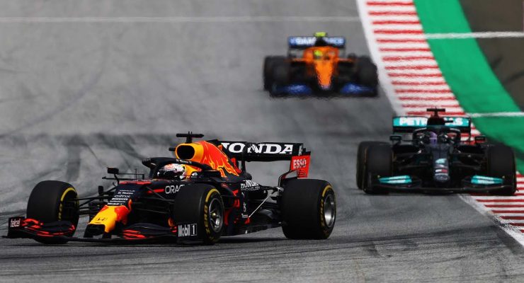 Max Verstappen davanti a Lewis Hamilton al Gran Premio di Stiria di F1 2021 al Red Bull Ring