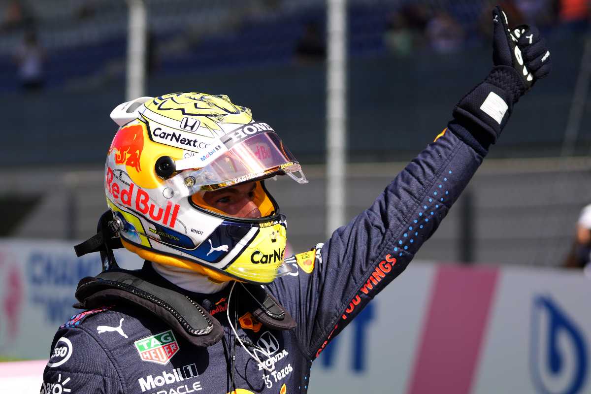 Max Verstappen festeggia la pole position al Gran Premio di Stiria di F1 2021 al Red Bull RIng