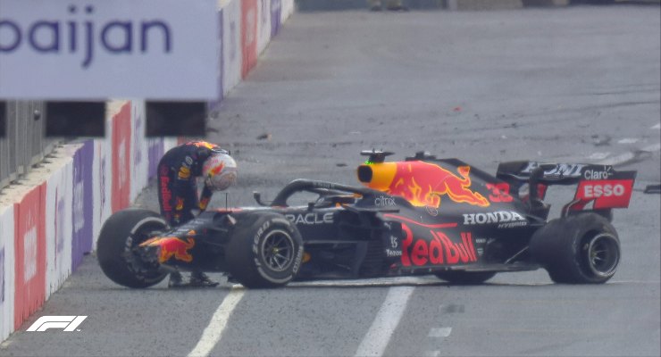 Max Verstappen dopo il ritiro al Gran Premio dell'Azerbaigian a Baku (Foto Twitter/F1)