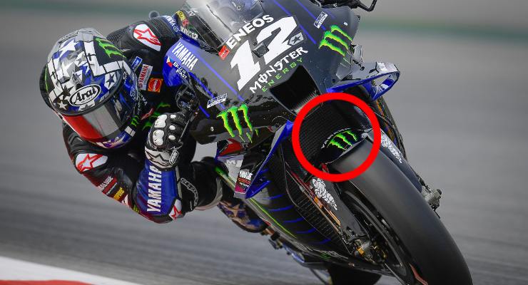 Maverick Vinales sulla Yamaha nelle prove libere del Gran Premio di Catalogna di MotoGP 2021 a Barcellona; nel cerchio rosso, il nuovo parafango