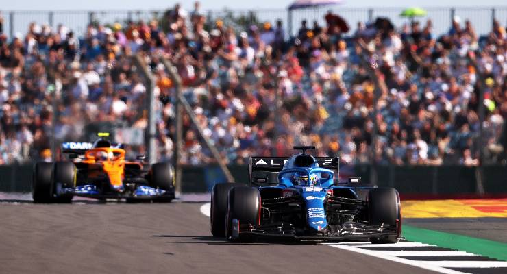 La Alpine di Fernando Alonso davanti alla McLaren di Lando Norris nelle qualifiche sprint del Gran Premio di Gran Bretagna di F1 2021 a Silverstone