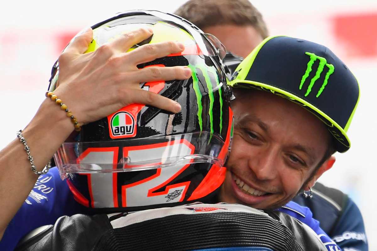 L'abbraccio tra Marco Bezzecchi e Valentino Rossi