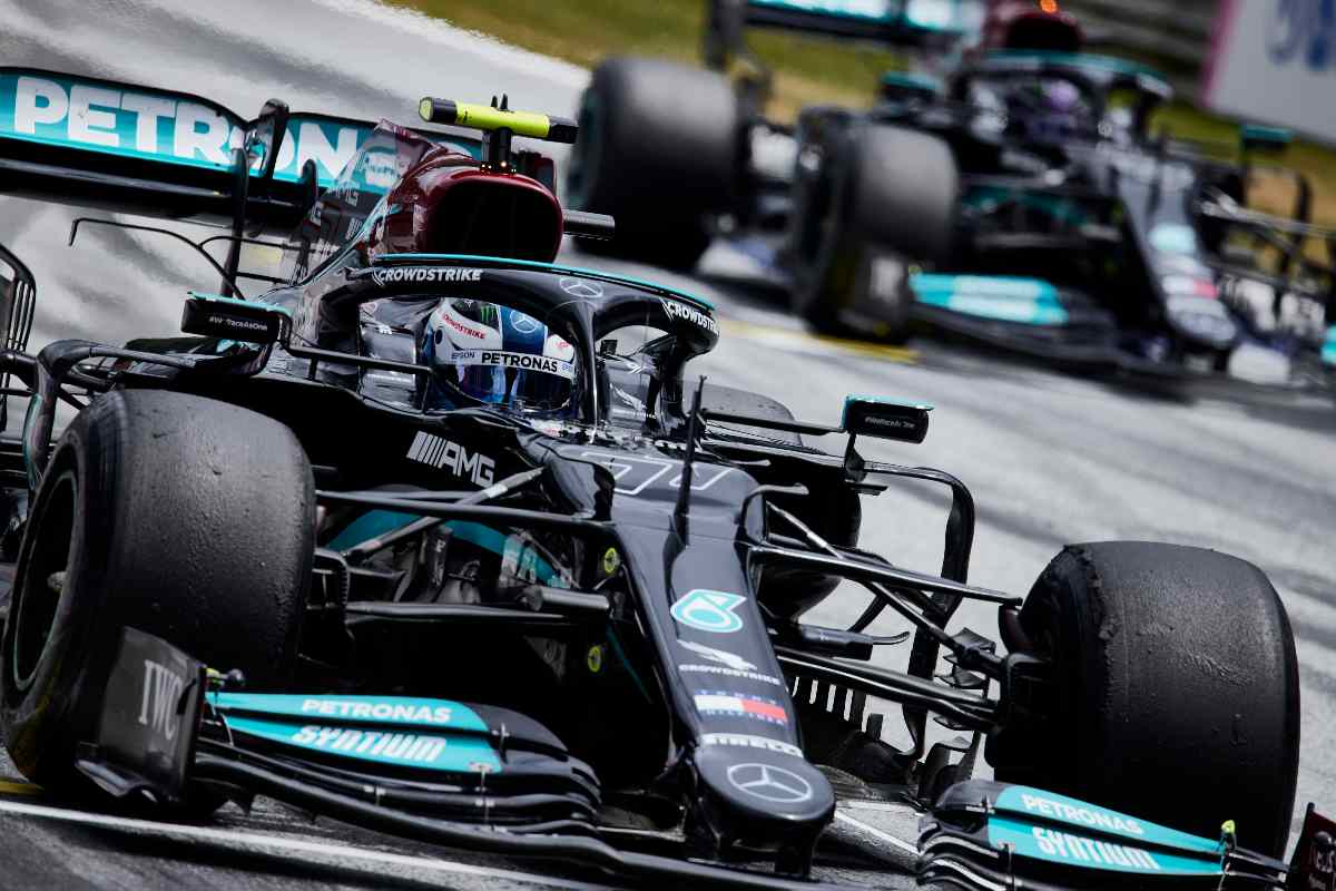 Valtteri Bottas e Lewis Hamilton in pista