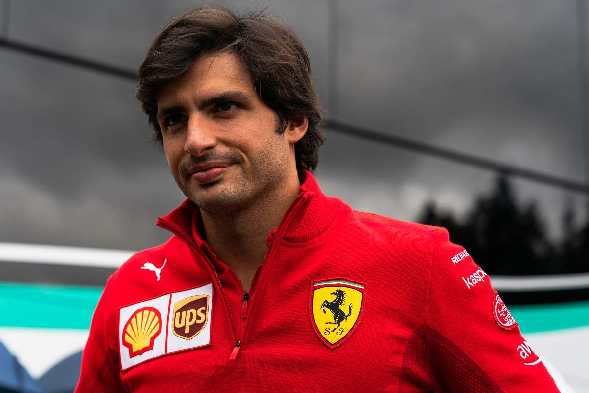 Carlos Sainz nel paddock del Gran Premio d'Austria di F1 2021 al Red Bull Ring