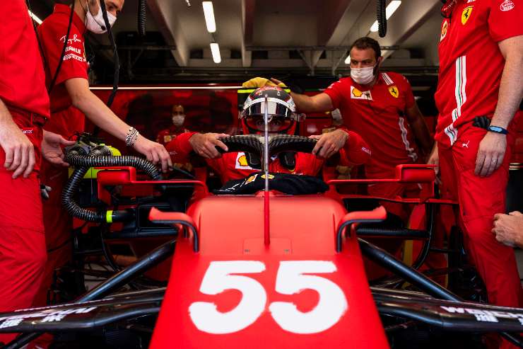 Carlos Sainz ai box nel Gran Premio d'Ungheria di F1 2021 a Budapest