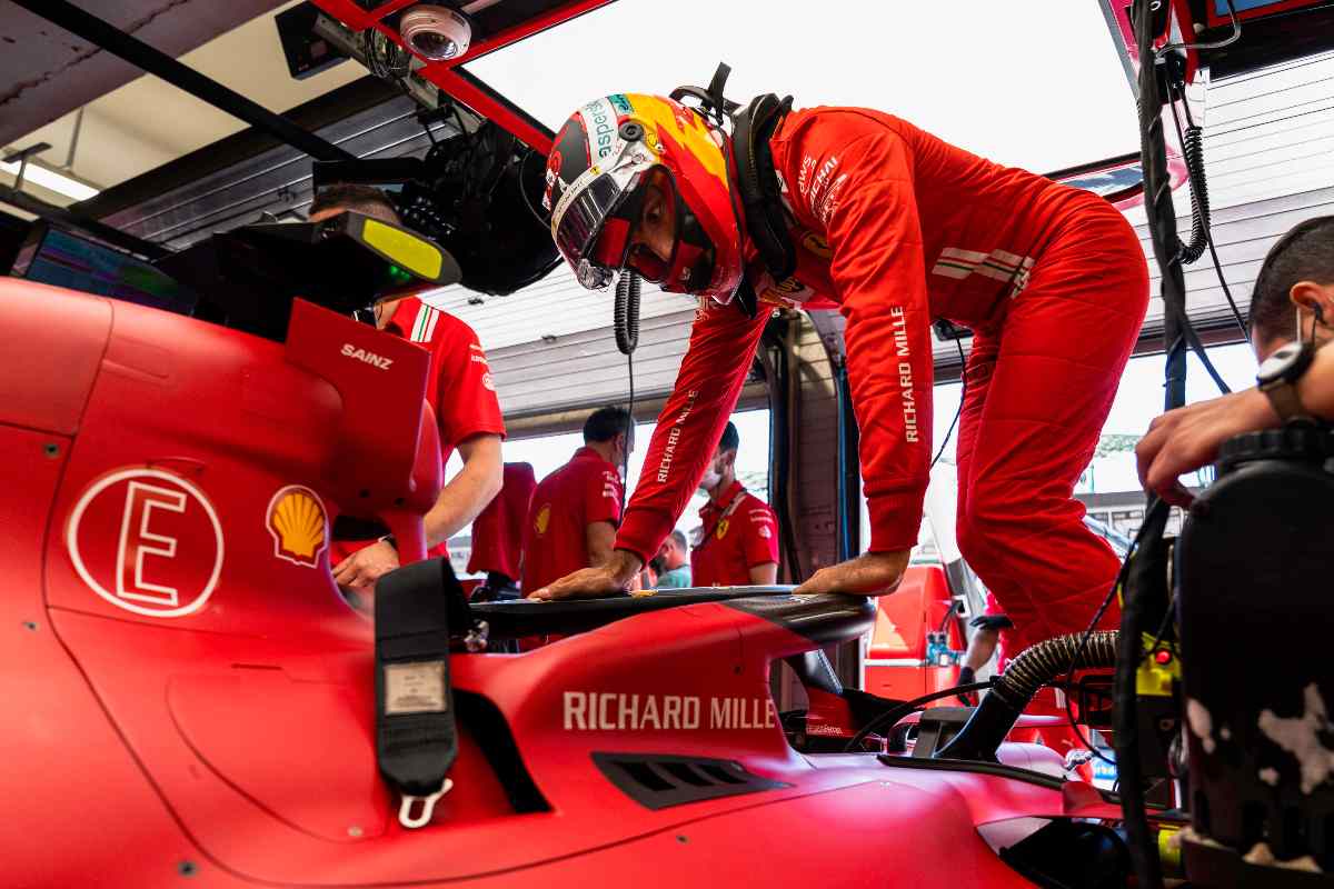 Carlos Sainz ai box nel Gran Premio d'Ungheria di F1 2021 a Budapest