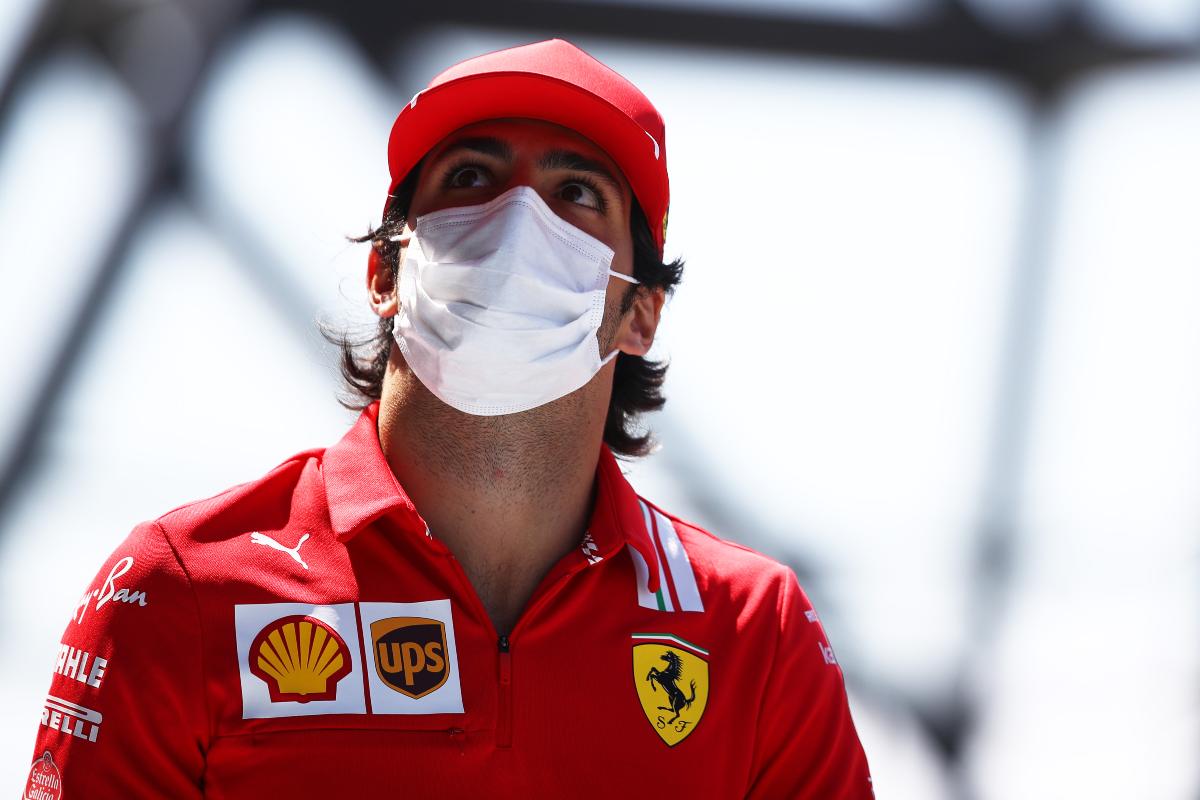 Carlos Sainz nel paddock del Gran Premio d'Ungheria di F1 2021 a Budapest