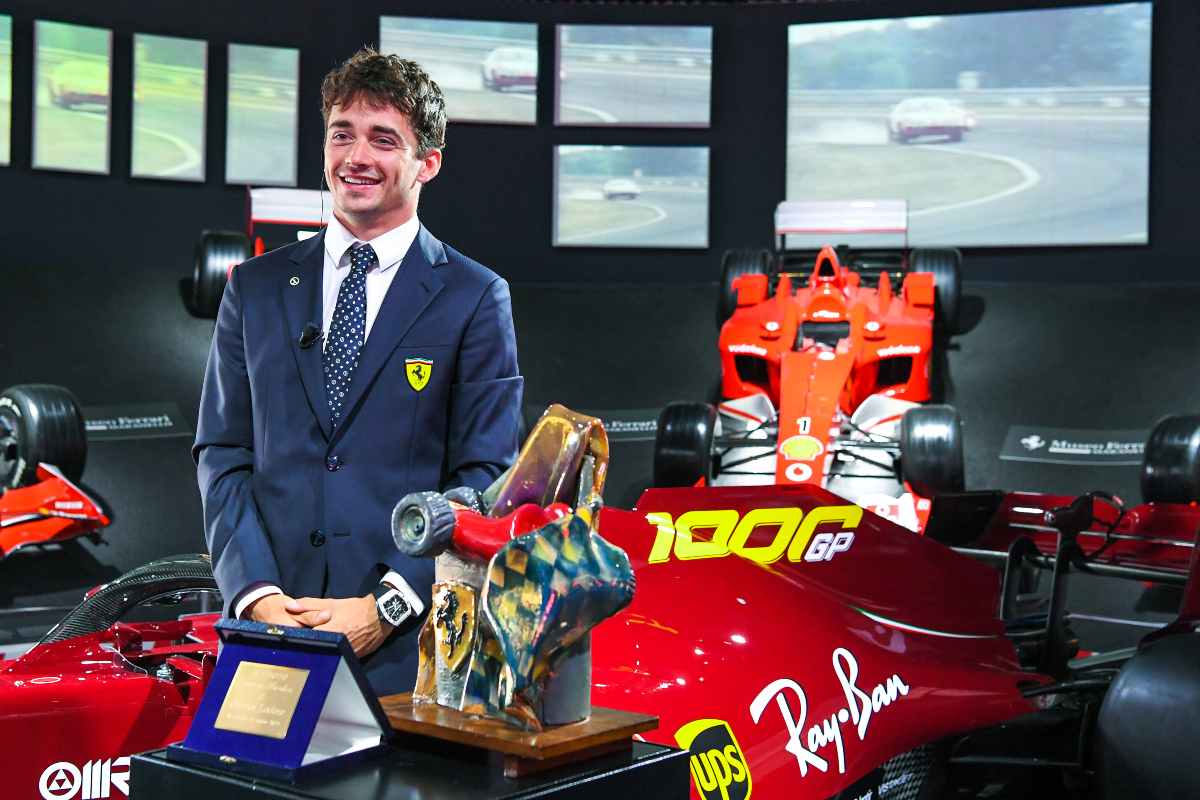 Charles Leclerc riceve il premio