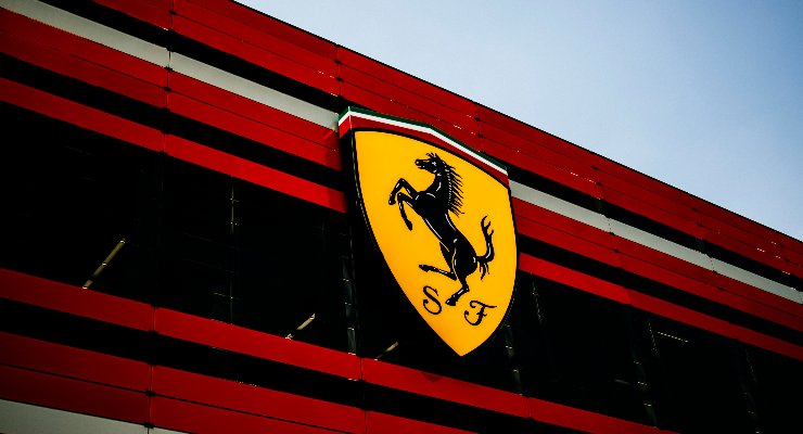 Il logo del Cavallino rampante sulla sede di Maranello