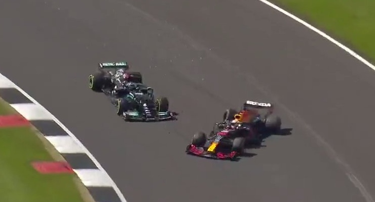 L'incidente tra Lewis Hamilton e Max Verstappen al Gran Premio di Gran Bretagna di F1 2021 a Silverstone (Foto Twitter/F1)