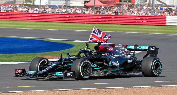 Lewis Hamilton festeggia la vittoria al Gran Premio di Gran Bretagna di F1 2021 a Silverstone