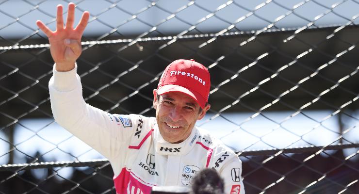 Helio Castroneves festeggia la sua quarta vittoria alla 500 Miglia di Indianapolis