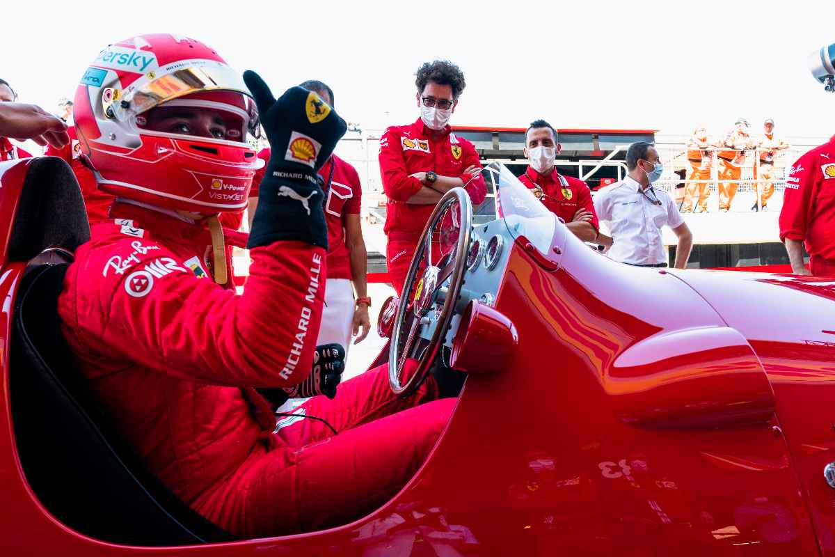 Charles Leclerc sulla Ferrari 375 F1 del 1951 a Silverstone