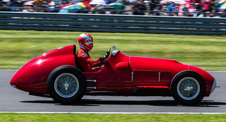 Charles Leclerc sulla Ferrari 375 F1 del 1951 a Silverstone (Foto Twitter/ScuderiaFerrari)