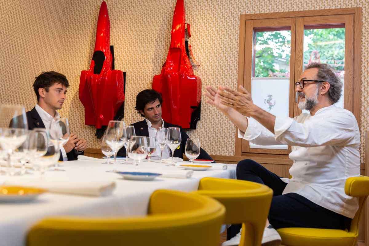 Charles Leclerc, Carlos Sainz e Massimo Bottura al ristorante Il Cavallino