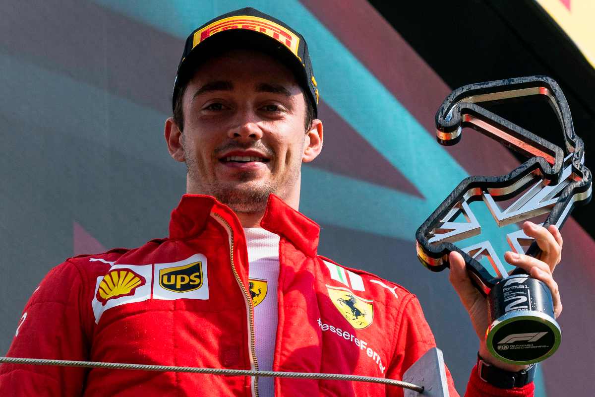 Charles Leclerc sul secondo gradino del podio del Gran Premio di Gran Bretagna di F1 2021 a Silverstone