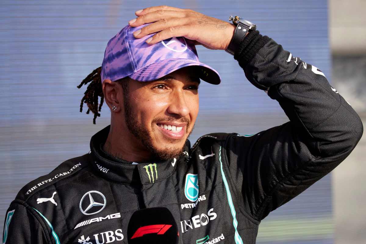 Lewis Hamilton festeggia la vittoria al Gran Premio di Gran Bretagna di F1 2021 a Silverstone
