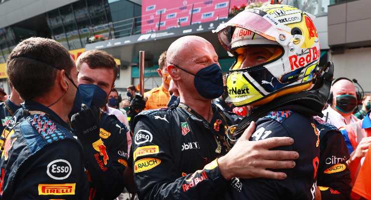 Max Verstappen festeggia con la squadra la vittoria al Gran Premio d'Austria di F1 2021 al Red Bull Ring