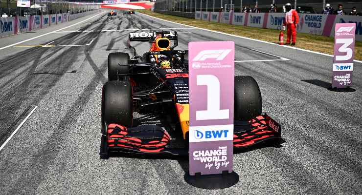 Max Verstappen dopo la pole position al Gran Premio d'Austria di F1 2021 al Red Bull Ring (Foto Christian Bruna - Pool/Getty Images/Red Bull)