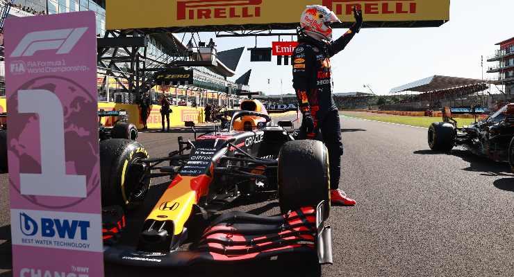 Max Verstappen festeggia la vittoria nella qualifica sprint del Gran Premio di Gran Bretagna di F1 2021 a Silverstone