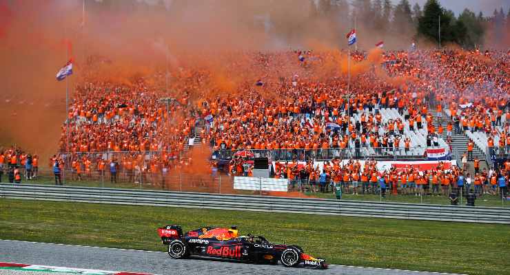 I tifosi sostenitori di Max Verstappen sulle tribune del Gran Premio d'Austria di F1 2021 al Red Bull Ring