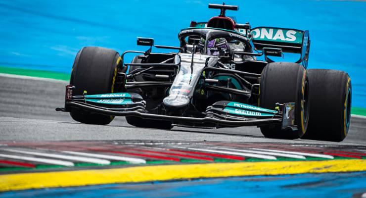 Lewis Hamilton in pista con la Mercedes