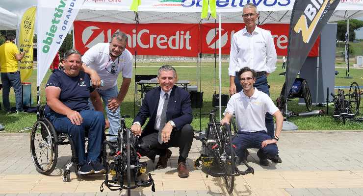 L'amministratore delegato Andrea Pontremoli con i suoi tecnici alla presentazione della Z-Bike