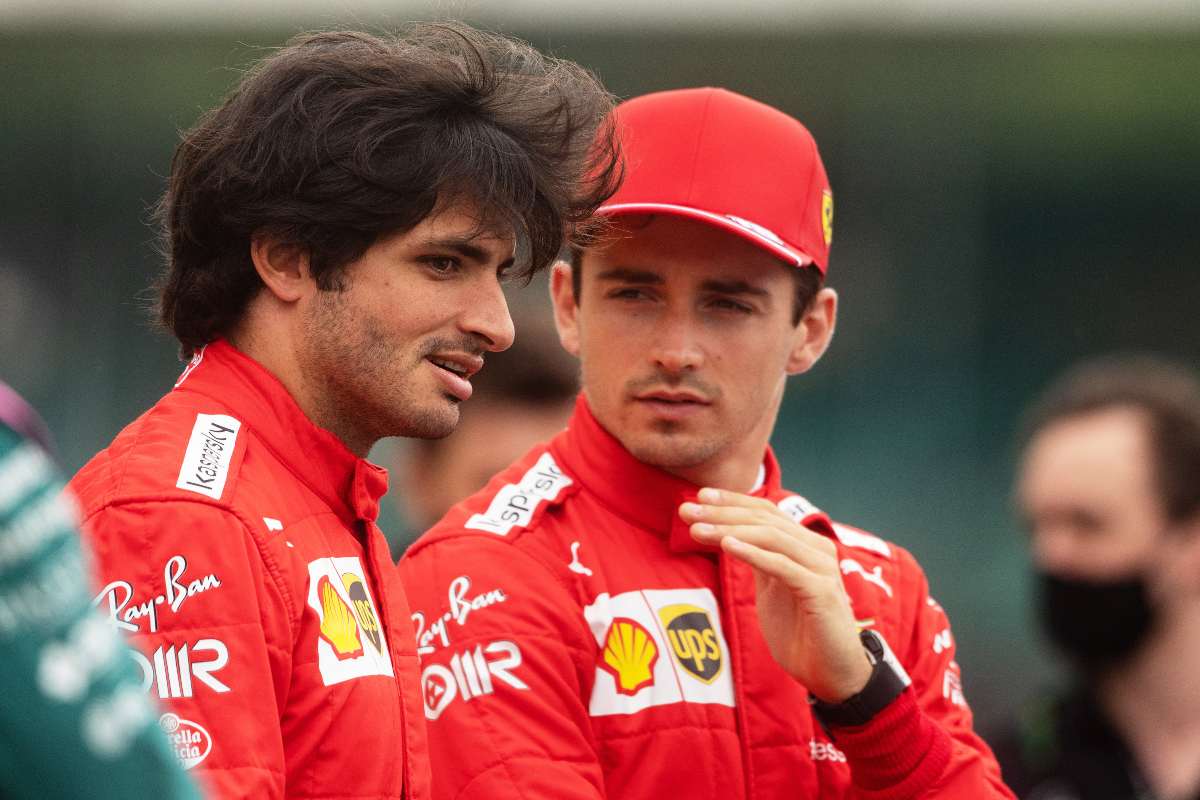 Carlos Sainz e Charles Leclerc sulla griglia di partenza del Gran Premio di Gran Bretagna di F1 2021 a Silverstone