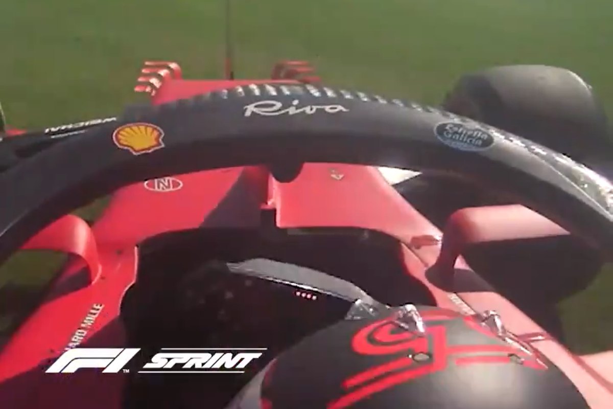 Carlos Sainz fuori pista dopo l'incidente al primo giro della qualifica sprint del Gran Premio di Gran Bretagna di F1 2021 a Silverstone