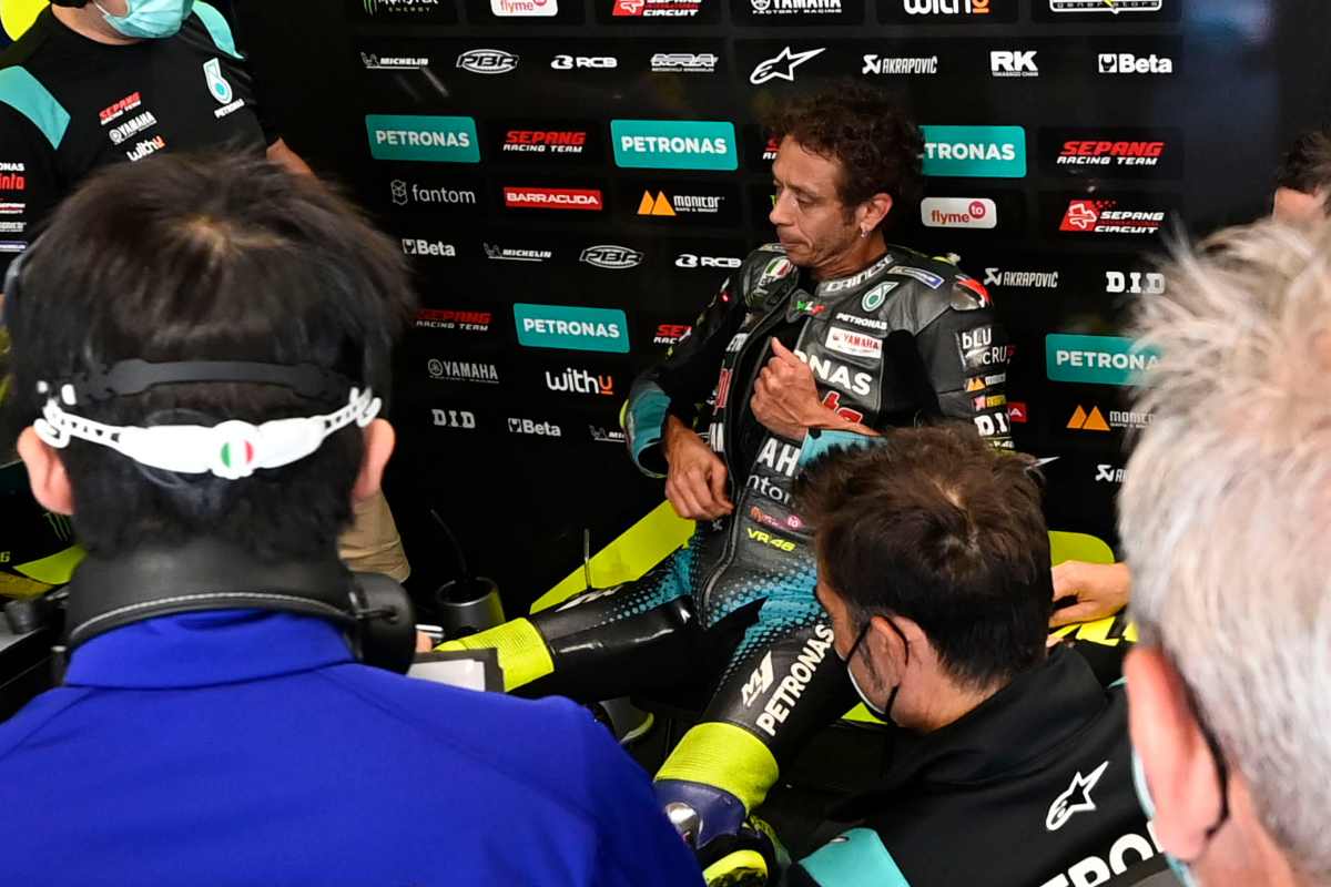 Valentino Rossi nel suo box