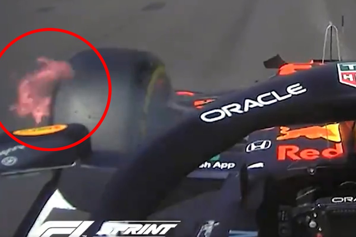 I freni della Red Bull di Max Verstappen prendono fuoco sulla griglia di partenza della qualifica sprint del Gran Premio di Gran Bretagna a Silverstone