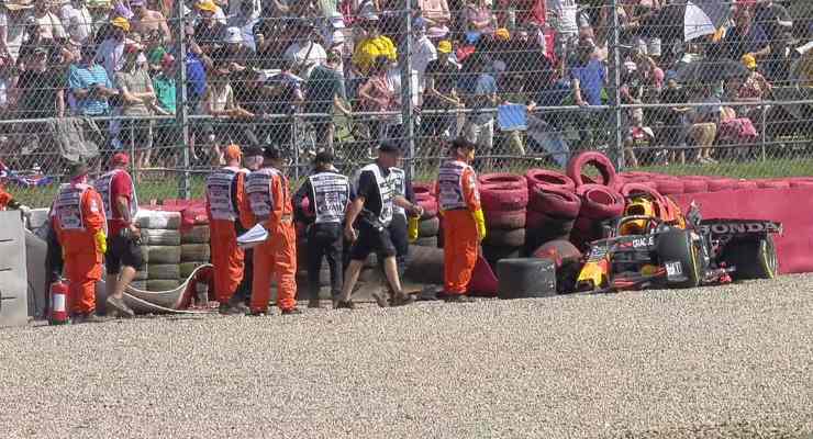 Il rottame della Red Bull di Max Verstappen dopo l'incidente con Lewis Hamilton al Gran Premio di Gran Bretagna di F1 2021 a Silverstone (Foto Twitter/F1)