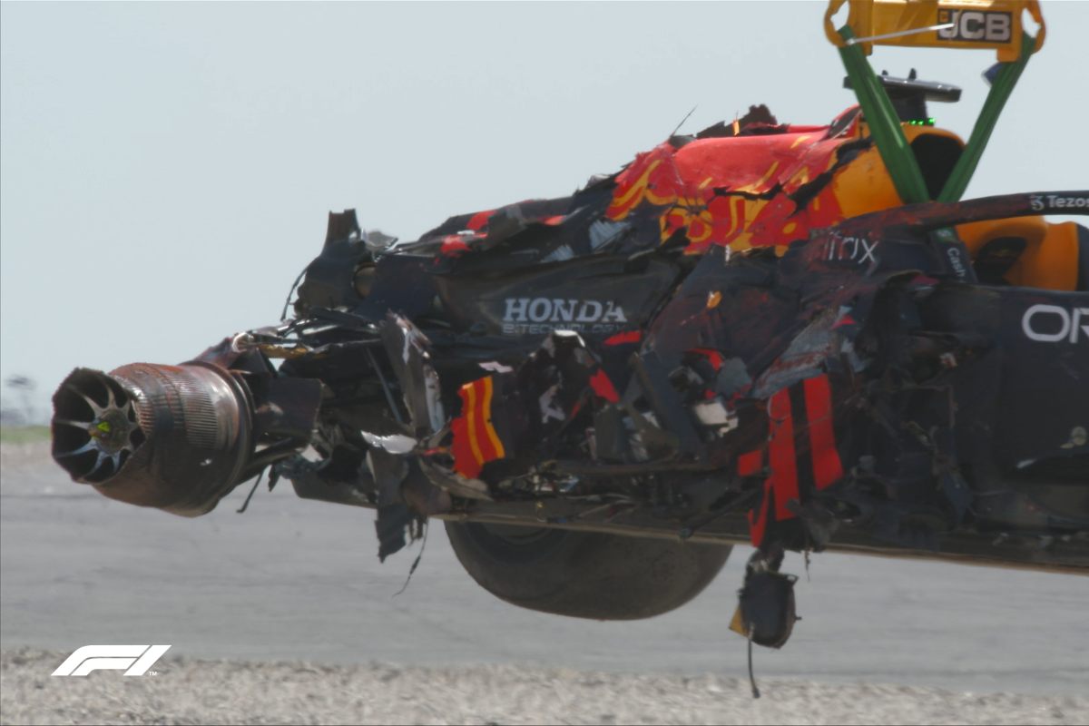 Il rottame della Red Bull di Max Verstappen dopo l'incidente con Lewis Hamilton al Gran Premio di Gran Bretagna di F1 2021 a Silverstone (Foto Twitter/F1)