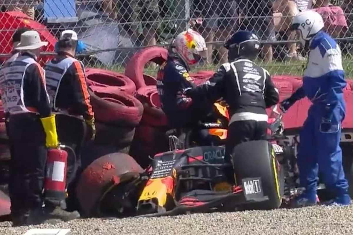 Il rottame della Red Bull di Max Verstappen dopo l'incidente con Lewis Hamilton al Gran Premio di Gran Bretagna di F1 2021 a Silverstone