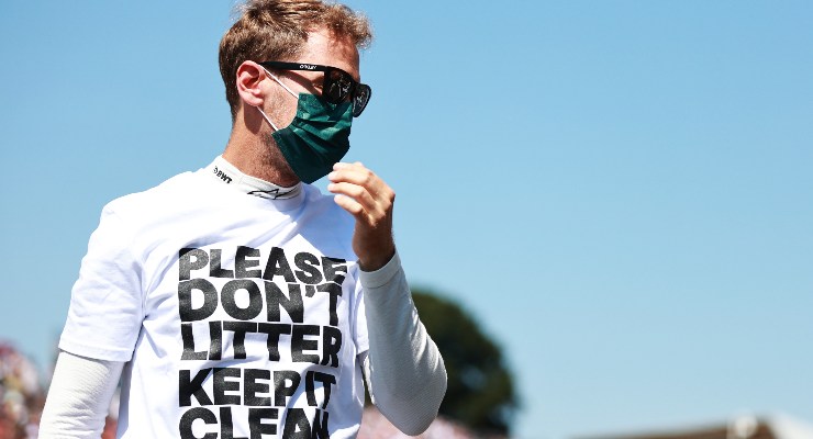 La maglietta di Sebastian Vettel recita: "Per favore non fate rifiuti, tenete pulito"