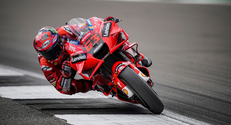 Pecco Bagnaia in pista nel Gran Premio di Gran Bretagna di MotoGP 2021 a Silverstone