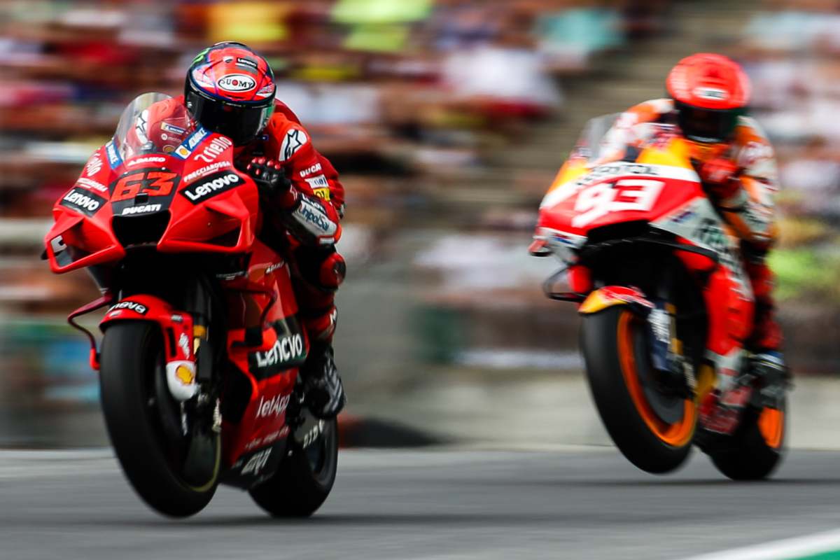 La Ducati di Pecco Bagnaia in lotta con la Honda di Marc Marquez al Gran Premio d'Austria di MotoGP 2021 al Red Bull Ring