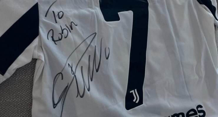 La maglietta della Juventus di Cristiano Ronaldo autografata e dedicata a Robin Raikkonen