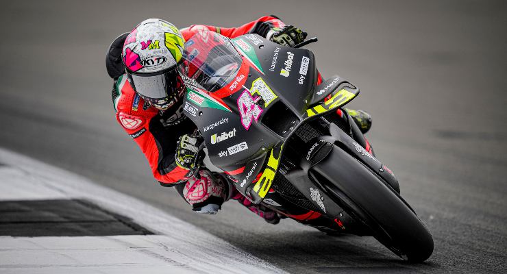 Aleix Espargarò in pista al Gran Premio di Gran Bretagna di MotoGP 2021 a Silverstone