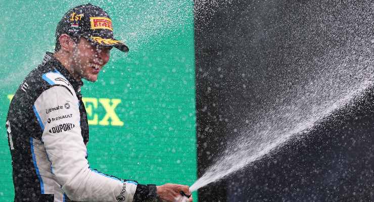 Esteban Ocon sul gradino più alto del podio del Gran Premio di Ungheria di F1 2021 a Budapest