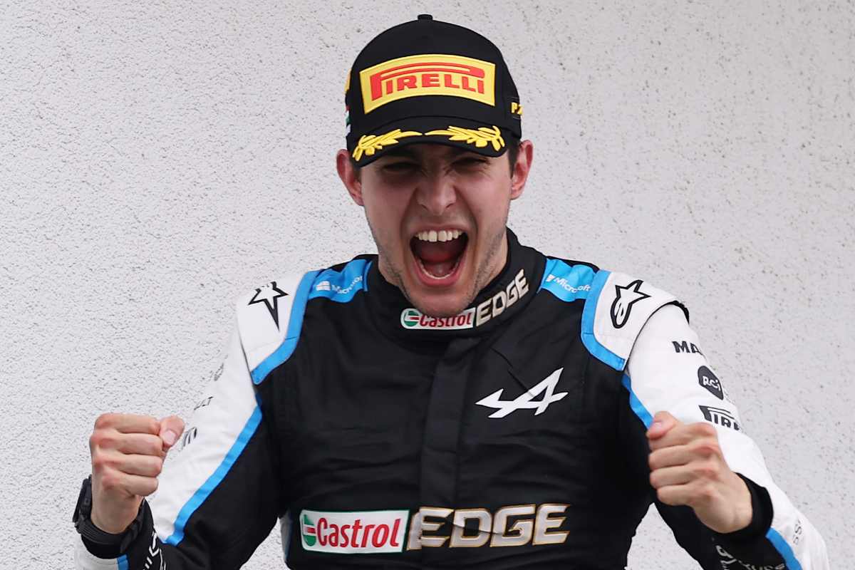 Esteban Ocon esulta per la vittoria nel Gran Premio d'Ungheria di F1 2021 a Budapest