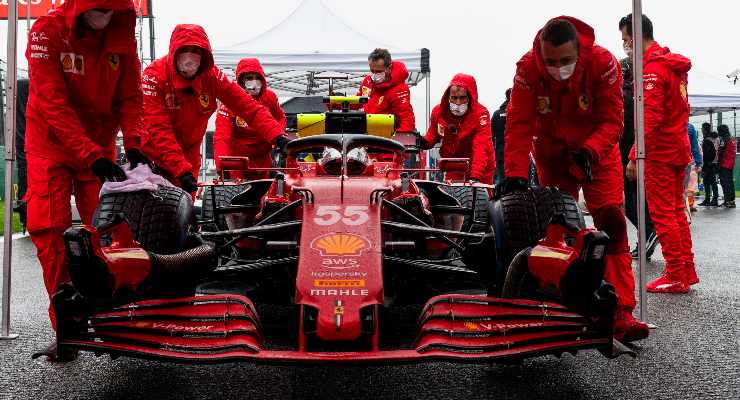 La monoposto di Carlos Sainz ai box nel Gran Premio del Belgio di F1 2021 a Spa-Francorchamps