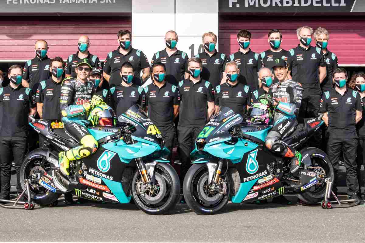 La foto di gruppo del team Petronas in MotoGP