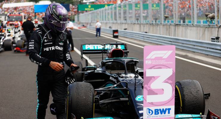 Lewis Hamilton scende dalla Mercedes dopo il Gran Premio d'Ungheria di F1 2021 a Budapest (Foto Florion Goga - Pool/Getty Images)