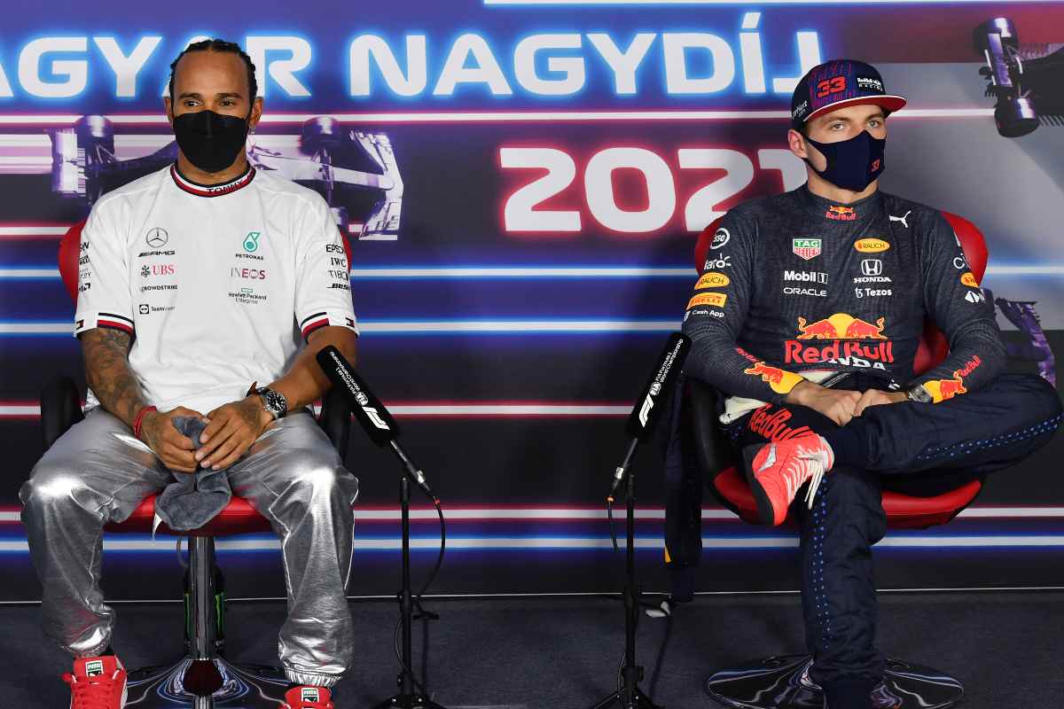 Lewis Hamilton e Max Verstappen