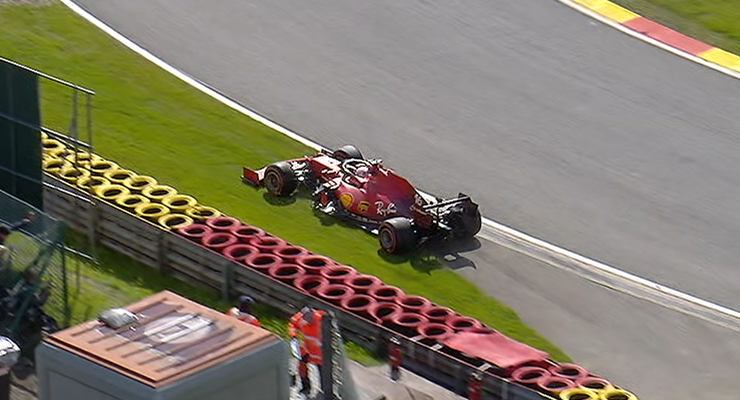 La Ferrari di Charles Leclerc dopo l'incidente nelle prove libere del Gran Premio del Belgio a Spa-Francorchamps