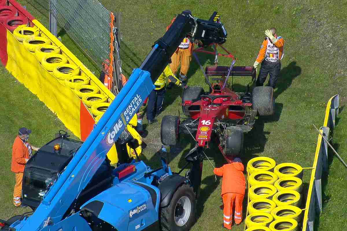 La Ferrari di Charles Leclerc dopo l'incidente nelle prove libere del Gran Premio del Belgio a Spa-Francorchamps